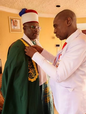 Prof. Decorating the King (2)