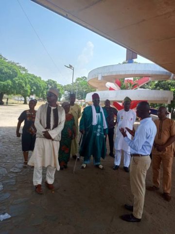 Prof. Decorating the King (7)